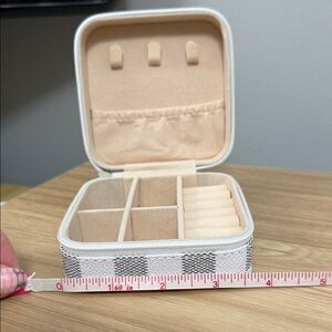 Elegant Checkered Jewelry Organizer